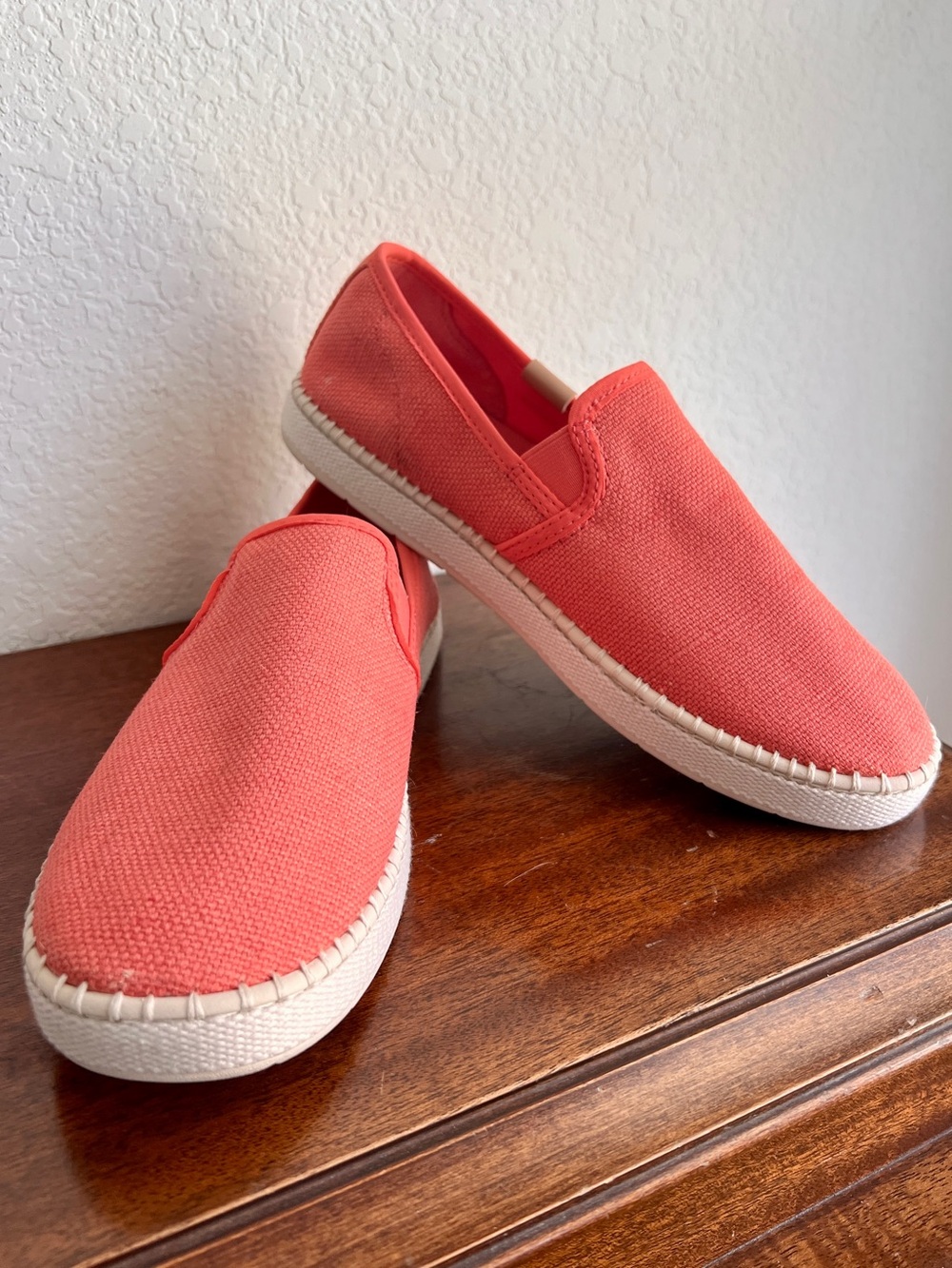 New UGG Women's Luciah Slip-On Sneaker Shoes in Peach / Coral Size 8.5 M